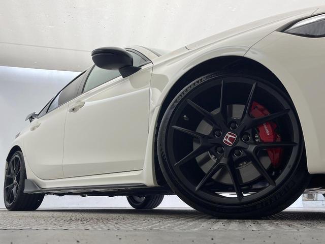 【純正１９インチアルミホイール】外観にマッチした純正アルミホイールを装着しております。各種社外アルミホイールや、スタッドレスタイヤも取扱いしております。是非ご相談ください♪