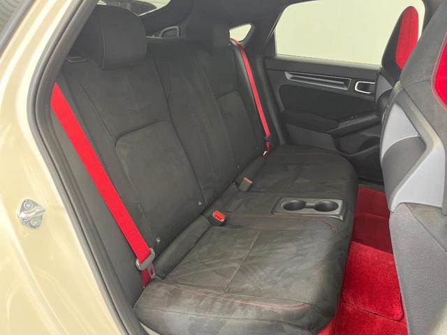 後部座席も気になるようなキズ・汚れやへたり等、大きなダメージはなく、良好な状態です。