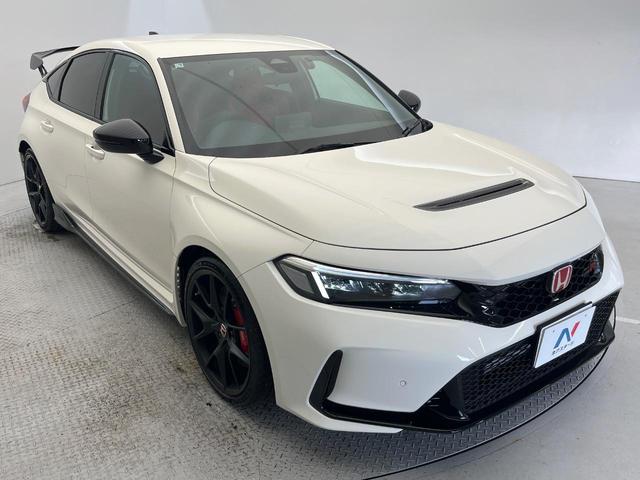 高透明度のガラス皮膜で撥水はもちろん、上質なツヤ・光沢を実現。紫外線や酸性雨から大切な愛車を保護し、色あせ・劣化を防止。「弾スプラッシュコート」、「弾プリミッサコート」からお選びいただけます。