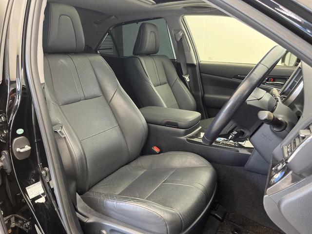 【黒革シート】上質な本革を使用し、高級感あふれる黒革シート。常に体に触れる部分だから、座り心地の良さにはこだわりたいですね♪汚れの付着や劣化を抑制する内装コーティング施工もおススメですよ♪