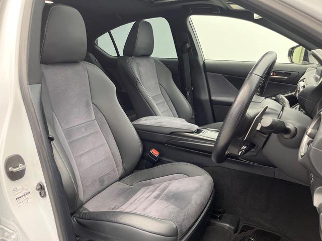 ＩＳ ＩＳ３００　ＦスポーツモードブラックＳ　特別使用車　サンルーフ　セーフティシステムプラス　ブラインドスポット　三眼ＬＥＤヘッド　１０．３インチナビ　パノラミックビュー　メモリー付パワーシート　純正１９ＡＷ　パドルシフト　革巻きステアリング（10枚目）