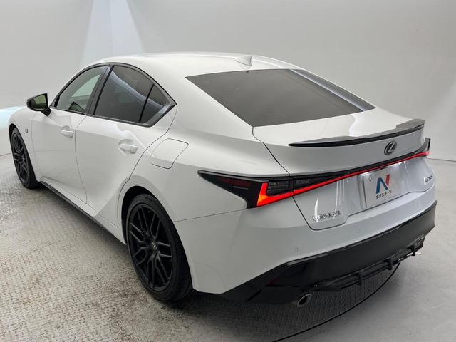 ＩＳ ＩＳ３００　ＦスポーツモードブラックＳ　特別使用車　サンルーフ　セーフティシステムプラス　ブラインドスポット　三眼ＬＥＤヘッド　１０．３インチナビ　パノラミックビュー　メモリー付パワーシート　純正１９ＡＷ　パドルシフト　革巻きステアリング（22枚目）