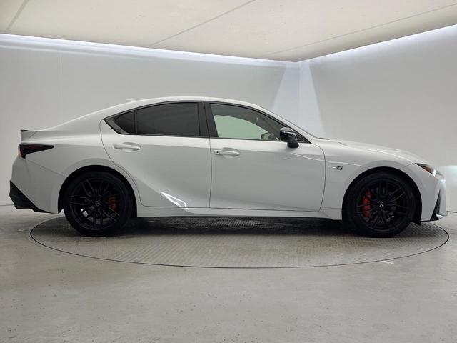 ＩＳ ＩＳ３００　ＦスポーツモードブラックＳ　特別使用車　サンルーフ　セーフティシステムプラス　ブラインドスポット　三眼ＬＥＤヘッド　１０．３インチナビ　パノラミックビュー　メモリー付パワーシート　純正１９ＡＷ　パドルシフト　革巻きステアリング（28枚目）