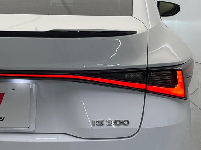 ＩＳ ＩＳ３００　ＦスポーツモードブラックＳ　特別使用車　サンルーフ　セーフティシステムプラス　ブラインドスポット　三眼ＬＥＤヘッド　１０．３インチナビ　パノラミックビュー　メモリー付パワーシート　純正１９ＡＷ　パドルシフト　革巻きステアリング（32枚目）