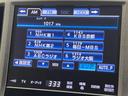 ロイヤルサルーン　禁煙車　アドバンストパッケージ　衝突軽減　レーダークルーズコントロール　クリアランスソナー　レザーシートパッケージ　ベージュ革シート　シートベンチレーション　純正８型ナビ　純正ＯＰ１７アルミホイール（56枚目）