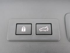 【パワーバックドア】スマートキーや運転席のボタンを押すだけでリアゲートが自動で開閉します！荷物を持っている時や、高い位置にあるバックドアを閉める際に便利な機能です♪ 4