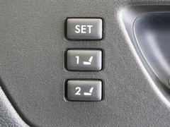 【メモリー機能付きパワーシート】ドライバーごとに設定したシート位置を記憶して、ボタン一つで切り替えできる便利な機能！運転する方が複数名いらっしゃるご家庭におすすめです♪ 4