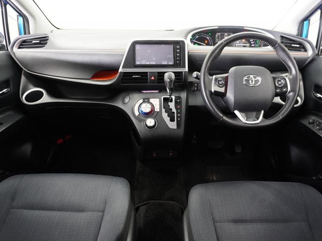 視界広々で運転しやすくロングドライブでも疲れを感じさせないすっきりとまとまったインパネ周りです。