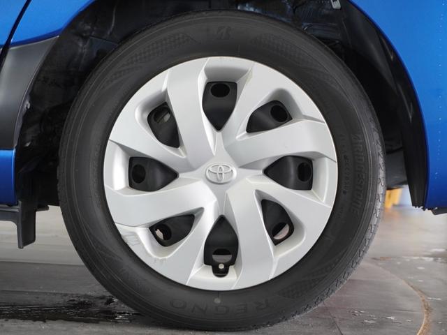 ホイールキャップを装着したスチールホイールです♪ホイールが鉄製なので耐久性があり、お手入れも簡単です。