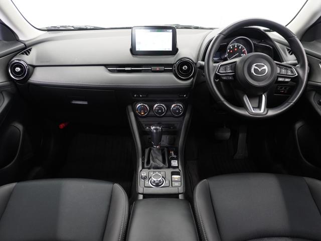 視界広々で運転しやすくロングドライブでも疲れを感じさせないすっきりとまとまったインパネ周りです。