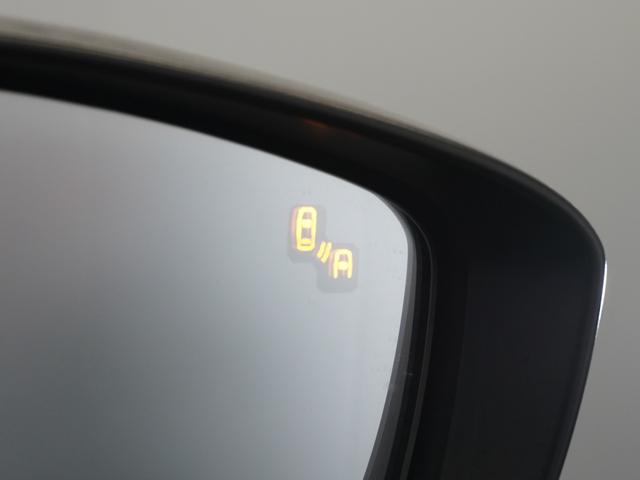 車線変更を支援。ブラインドスポットモニターは、走行中の死角になりやすい自車の斜め後方車両を検知し、ドライバーへ注意を促すことで運転負荷を軽減する機能です。