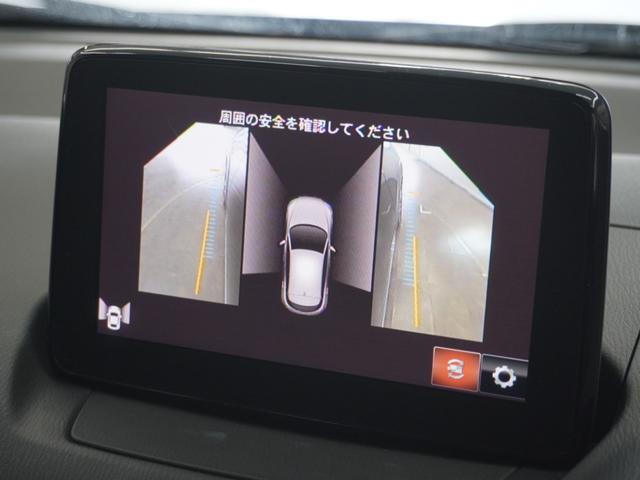 サイドのカメラでは、ドライバーの視点からはピラーの陰になる部分や前後左右のウインドウの下側など、どうしても見ることができない死角をカバーします。