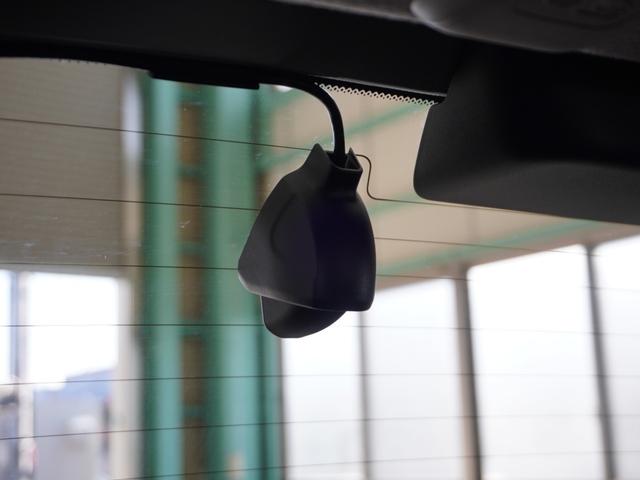 �O���E����͂������A�ԓ��J�����́A������獶�E�����C�h�ɎB�邱�Ƃ��ł��A���񂹂⑤�ʏՓˁA�Ј��I�ȃh���C�o�[�̊댯�s�ׂȂǁA�N���}���͂̃g���u������������L�^�ł��܂��B