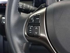 ハンドルにオーディオの操作ボタンがございます。視点を移さず、左手をハンドルから離す事なく放送局選びや曲飛ばし、ボリューム調整やモード切替が簡単にできるので運転に集中でき安全です。 6