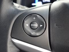 ハンドルにオーディオの操作ボタンがございます。視点を移さず、左手をハンドルから離す事なく放送局選びや曲飛ばし、ボリューム調整やモード切替が簡単にできるので運転に集中でき安全です。 7