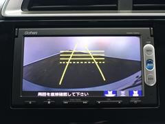 初心者の方や運転に自信のない方でも安心して車庫入れができるリバース連動リアカメラが装着されています。狭い駐車場はもちろん、雨の日や夜間でもストレスなく運転していただけますよ。 4