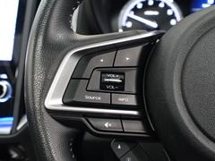 ハンドルにオーディオの操作ボタンがございます。視点を移さず、左手をハンドルから離す事なく放送局選びや曲飛ばし、ボリューム調整やモード切替が簡単にできるので運転に集中でき安全です。 5