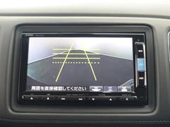 初心者の方や運転に自信のない方でも安心して車庫入れができるリバース連動リアカメラが装着されています。狭い駐車場はもちろん、雨の日や夜間でもストレスなく運転していただけますよ。 4