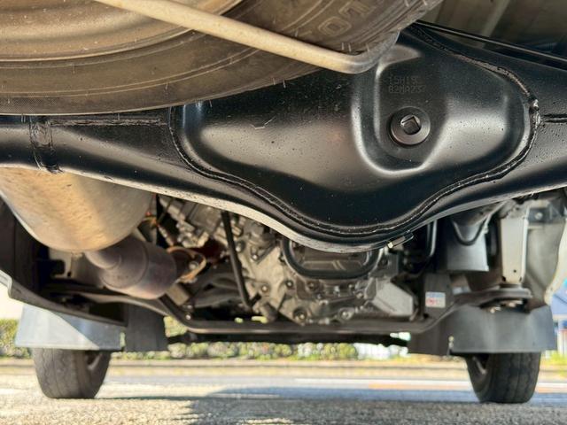 キャリイトラック ＫＣエアコン・パワステ　エアコン／パワステ／５ＭＴ／エアバッグ／最大積載量３５０ｋｇ／荷台寸法　長さ２０５ｃｍ幅１４１ｃｍ高さ２８ｃｍ（28枚目）