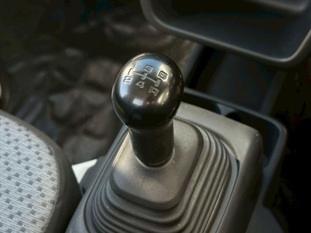 キャリイトラック ＫＣエアコン・パワステ　エアコン／パワステ／５ＭＴ／エアバッグ／最大積載量３５０ｋｇ／荷台寸法　長さ２０５ｃｍ幅１４１ｃｍ高さ２８ｃｍ（39枚目）