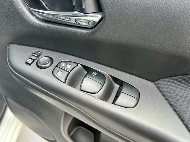 セレナ ハイウェイスター　両側パワースライドドア・後部座席エアコン・クルーズコントロール・プッシュスタート・地デジ対応ナビ・ＥＴＣ・バックモニター・３列シート・ＢｌｕｅｔｏｏｔｈＡｕｄｉｏ対応・パーキングアシスト（35枚目）