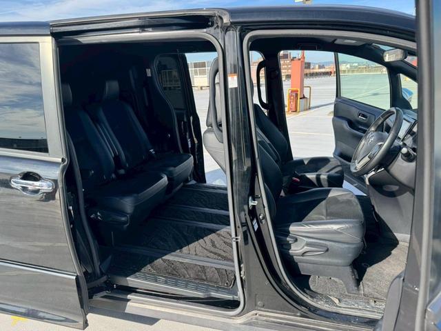 ヴォクシー ＺＳ　煌ＩＩＩ　禁煙車・後期型・両側電動スライドドア・ハーフレザー・フルセグＴＶ・ビルトインＥＴＣ・衝突軽減ブレーキ・アイドリングストップ・レーンキープ・オートマチックハイビーム・純正アルミ（11枚目）