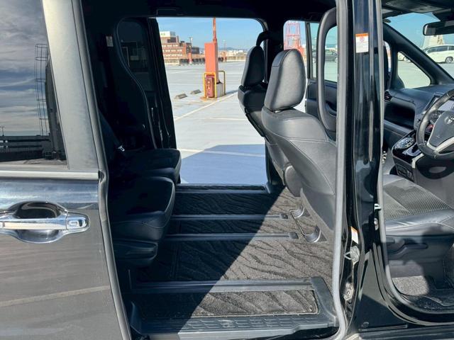 ヴォクシー ＺＳ　煌ＩＩＩ　禁煙車・後期型・両側電動スライドドア・ハーフレザー・フルセグＴＶ・ビルトインＥＴＣ・衝突軽減ブレーキ・アイドリングストップ・レーンキープ・オートマチックハイビーム・純正アルミ（32枚目）