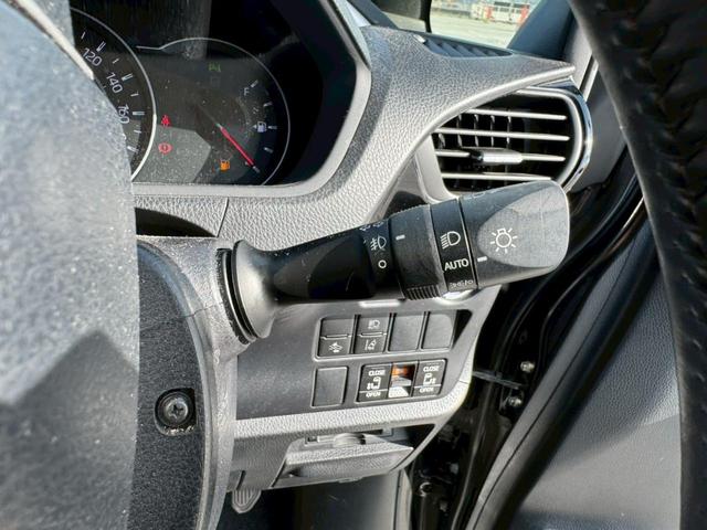 ヴォクシー ＺＳ　煌ＩＩＩ　禁煙車・後期型・両側電動スライドドア・ハーフレザー・フルセグＴＶ・ビルトインＥＴＣ・衝突軽減ブレーキ・アイドリングストップ・レーンキープ・オートマチックハイビーム・純正アルミ（38枚目）