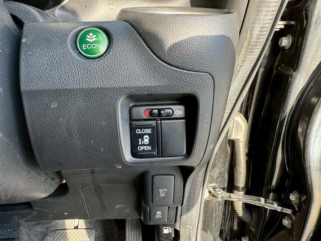 Ｎ－ＢＯＸカスタム Ｇ　ＳＳパッケージ　純正ナビ・電動スライドドア・シートカバー・バックカメラ・シートヒーター・ＥＴＣ・オートライト・ステアリングスイッチ・アイドリングストップ・純正アルミホイール・スマートキー（10枚目）