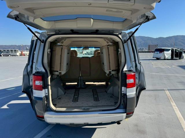 デリカＤ：５ Ｇ　ナビパッケージ　禁煙車・クルーズコントロール・３列シート・フルフラットシート・ＥＴＣ・純正１８インチイルミ・純正キセノンライト・カラーバックモニター・パワースライドドア・純正ナビ（42枚目）