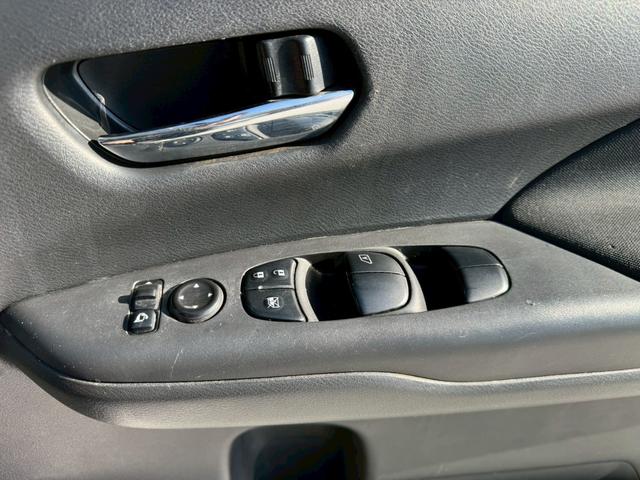 セレナ ハイウェイスター　ＶセレクションＩＩ　禁煙車・障害物センサー・フリップダウンモニター・全周囲カメラ・地デジ対応ナビ・ＬＥＤヘッドランプ・フロントフォグランプ・後部座席エアコン・フルフラットシート・スマートキー・３列シート・（21枚目）