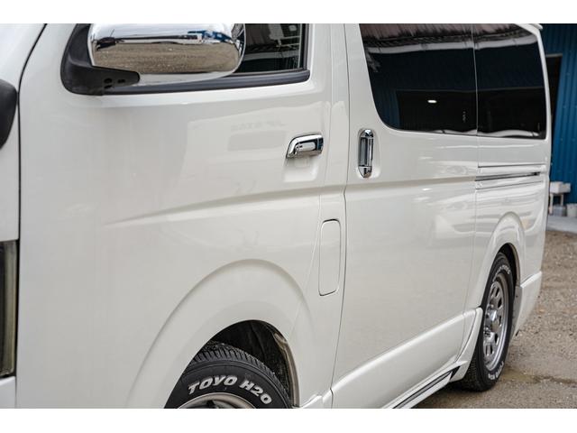 ハイエースバン スーパーＧＬ　ダークプライム　社外ナビ／フルゼク／バックカメラ／ＥＴＣ／ローダウン／エアロパーツ「フロント、リア、サイド」／デイトナホイール／ベッドキット／社外ヘッドライト／社外テールランプ／後席モニター／両側パワースライドドア（3枚目）