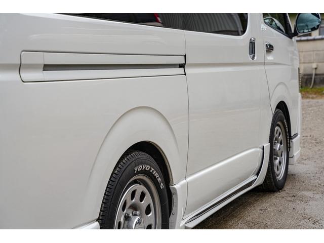 ハイエースバン スーパーＧＬ　ダークプライム　社外ナビ／フルゼク／バックカメラ／ＥＴＣ／ローダウン／エアロパーツ「フロント、リア、サイド」／デイトナホイール／ベッドキット／社外ヘッドライト／社外テールランプ／後席モニター／両側パワースライドドア（19枚目）