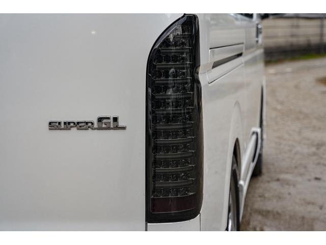 ハイエースバン スーパーＧＬ　ダークプライム　社外ナビ／フルゼク／バックカメラ／ＥＴＣ／ローダウン／エアロパーツ「フロント、リア、サイド」／デイトナホイール／ベッドキット／社外ヘッドライト／社外テールランプ／後席モニター／両側パワースライドドア（25枚目）