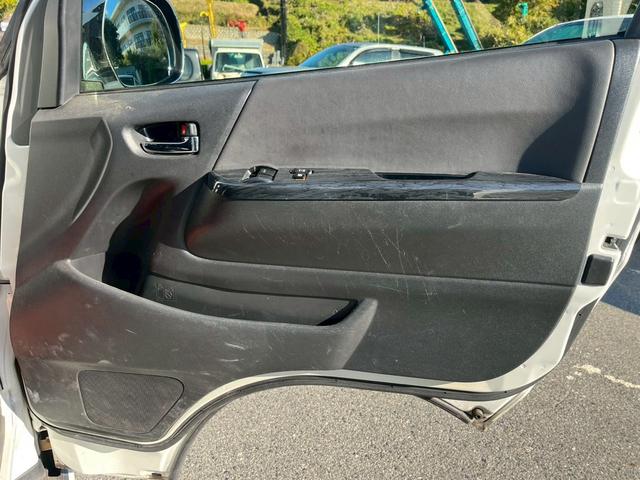 ハイエースバン スーパーＧＬ　ダークプライム　社外ナビ／フルゼク／バックカメラ／ＥＴＣ／ローダウン／エアロパーツ「フロント、リア、サイド」／デイトナホイール／ベッドキット／社外ヘッドライト／社外テールランプ／後席モニター／両側パワースライドドア（37枚目）