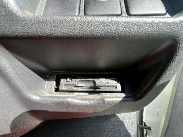 ハイエースバン スーパーＧＬ　ダークプライム　社外ナビ／フルゼク／バックカメラ／ＥＴＣ／ローダウン／エアロパーツ「フロント、リア、サイド」／デイトナホイール／ベッドキット／社外ヘッドライト／社外テールランプ／後席モニター／両側パワースライドドア（45枚目）