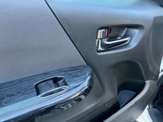 ハイエースバン スーパーＧＬ　ダークプライム　社外ナビ／フルゼク／バックカメラ／ＥＴＣ／ローダウン／エアロパーツ「フロント、リア、サイド」／デイトナホイール／ベッドキット／社外ヘッドライト／社外テールランプ／後席モニター／両側パワースライドドア（52枚目）