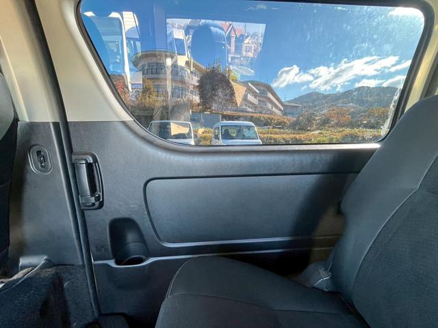 ハイエースバン スーパーＧＬ　ダークプライム　社外ナビ／フルゼク／バックカメラ／ＥＴＣ／ローダウン／エアロパーツ「フロント、リア、サイド」／デイトナホイール／ベッドキット／社外ヘッドライト／社外テールランプ／後席モニター／両側パワースライドドア（58枚目）