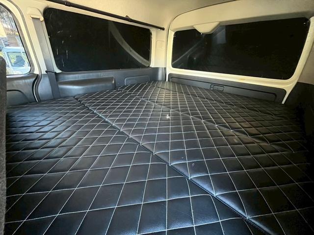 ハイエースバン スーパーＧＬ　ダークプライム　社外ナビ／フルゼク／バックカメラ／ＥＴＣ／ローダウン／エアロパーツ「フロント、リア、サイド」／デイトナホイール／ベッドキット／社外ヘッドライト／社外テールランプ／後席モニター／両側パワースライドドア（66枚目）