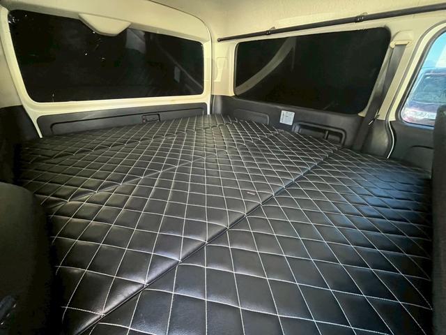 ハイエースバン スーパーＧＬ　ダークプライム　社外ナビ／フルゼク／バックカメラ／ＥＴＣ／ローダウン／エアロパーツ「フロント、リア、サイド」／デイトナホイール／ベッドキット／社外ヘッドライト／社外テールランプ／後席モニター／両側パワースライドドア（67枚目）