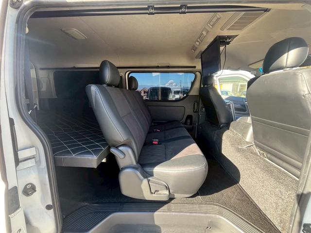 ハイエースバン スーパーＧＬ　ダークプライム　社外ナビ／フルゼク／バックカメラ／ＥＴＣ／ローダウン／エアロパーツ「フロント、リア、サイド」／デイトナホイール／ベッドキット／社外ヘッドライト／社外テールランプ／後席モニター／両側パワースライドドア（68枚目）