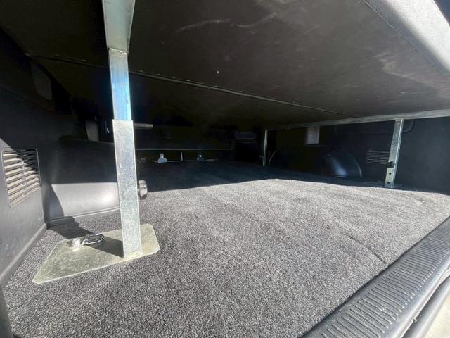 ハイエースバン スーパーＧＬ　ダークプライム　社外ナビ／フルゼク／バックカメラ／ＥＴＣ／ローダウン／エアロパーツ「フロント、リア、サイド」／デイトナホイール／ベッドキット／社外ヘッドライト／社外テールランプ／後席モニター／両側パワースライドドア（69枚目）