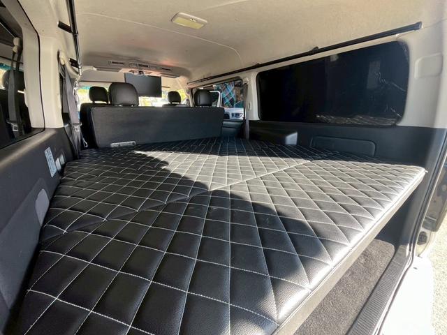 ハイエースバン スーパーＧＬ　ダークプライム　社外ナビ／フルゼク／バックカメラ／ＥＴＣ／ローダウン／エアロパーツ「フロント、リア、サイド」／デイトナホイール／ベッドキット／社外ヘッドライト／社外テールランプ／後席モニター／両側パワースライドドア（70枚目）