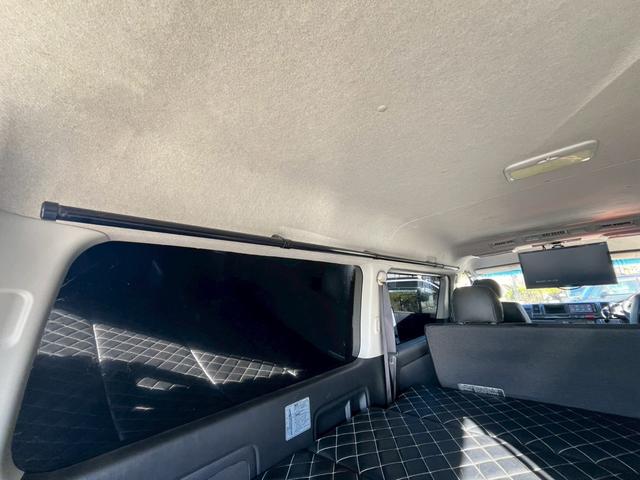 ハイエースバン スーパーＧＬ　ダークプライム　社外ナビ／フルゼク／バックカメラ／ＥＴＣ／ローダウン／エアロパーツ「フロント、リア、サイド」／デイトナホイール／ベッドキット／社外ヘッドライト／社外テールランプ／後席モニター／両側パワースライドドア（72枚目）