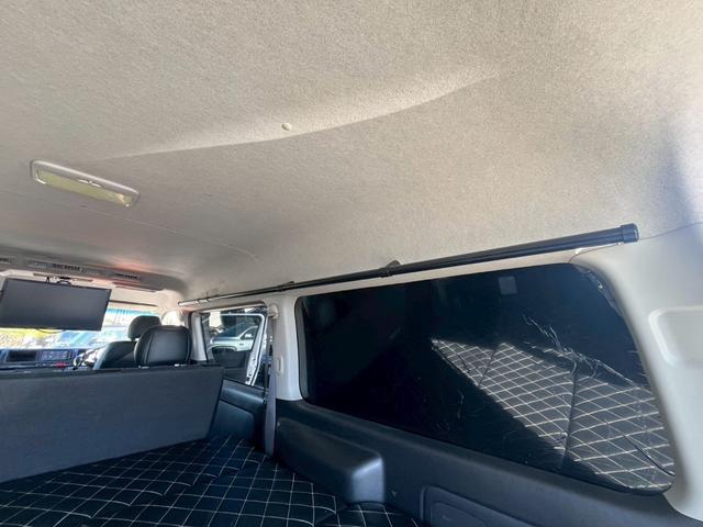 ハイエースバン スーパーＧＬ　ダークプライム　社外ナビ／フルゼク／バックカメラ／ＥＴＣ／ローダウン／エアロパーツ「フロント、リア、サイド」／デイトナホイール／ベッドキット／社外ヘッドライト／社外テールランプ／後席モニター／両側パワースライドドア（73枚目）