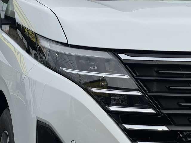 セレナ ｅ－パワー　ハイウェイスターＶ　プロパイロット　クルーズコントロール　車線中央維持　ＬＥＤヘッドライト　ハンズフリースライドドア　全方位カメラ　リヤオートエアコン　インテリジェントントルームミラー　エマージェンシーブレーキ（14枚目）