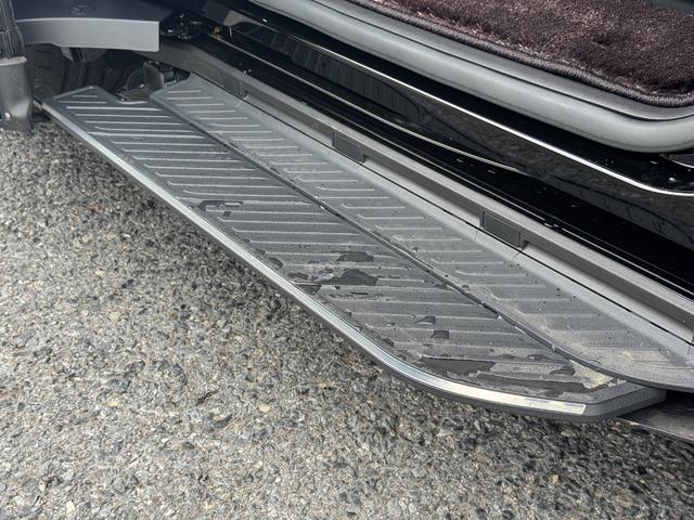 アルファードハイブリッド エグゼクティブラウンジ　ＪＢＬサウンド！ユニバーサルステップ！ムーンルーフ！電子ミラー！ＨＵＤ！パノビュー！ＣＤ・ＤＶＤデッキ！後席モニター！サイドエンブレムイルミ！イルミネーションセット！２列目電動シート！ベージュシート！（14枚目）