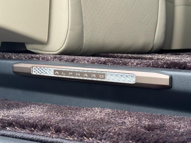 アルファードハイブリッド エグゼクティブラウンジ　ＪＢＬサウンド！ユニバーサルステップ！ムーンルーフ！電子ミラー！ＨＵＤ！パノビュー！ＣＤ・ＤＶＤデッキ！後席モニター！サイドエンブレムイルミ！イルミネーションセット！２列目電動シート！ベージュシート！（15枚目）