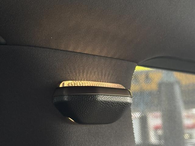 アルファードハイブリッド エグゼクティブラウンジ　ＪＢＬサウンド！ユニバーサルステップ！ムーンルーフ！電子ミラー！ＨＵＤ！パノビュー！ＣＤ・ＤＶＤデッキ！後席モニター！サイドエンブレムイルミ！イルミネーションセット！２列目電動シート！ベージュシート！（16枚目）