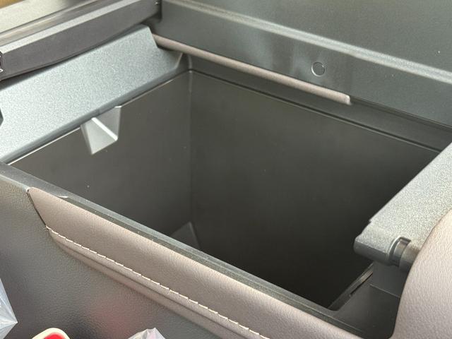 アルファードハイブリッド エグゼクティブラウンジ　ＪＢＬサウンド！ユニバーサルステップ！ムーンルーフ！電子ミラー！ＨＵＤ！パノビュー！ＣＤ・ＤＶＤデッキ！後席モニター！サイドエンブレムイルミ！イルミネーションセット！２列目電動シート！ベージュシート！（40枚目）